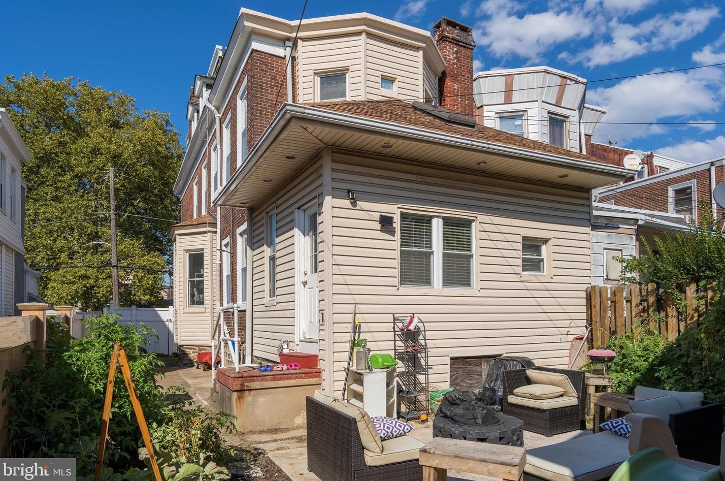 220 Fisher Ave, Philadelphia PA 19141-4016 exterior