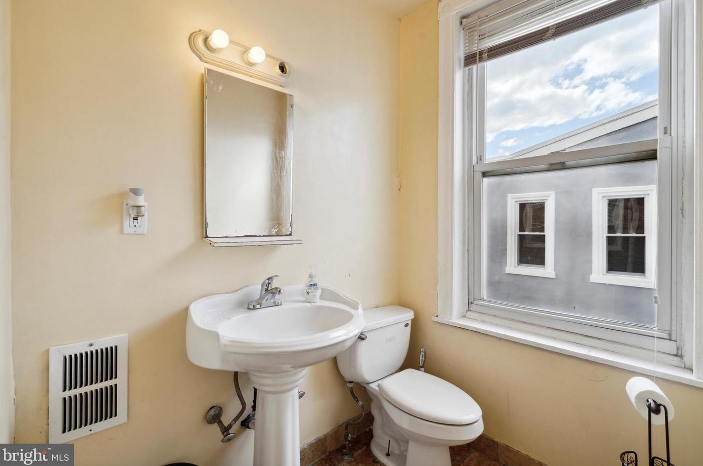 220 Fisher Ave, Philadelphia PA 19141-4016 exterior