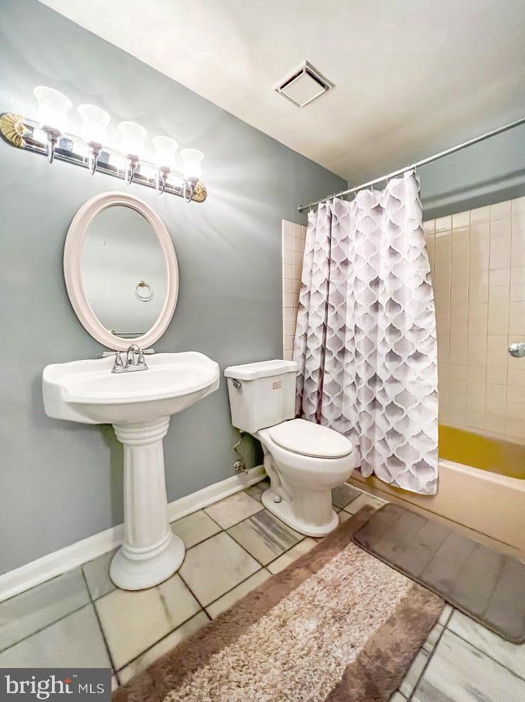 8528 Lyons Pl, Philadelphia PA  19153-1912 exterior