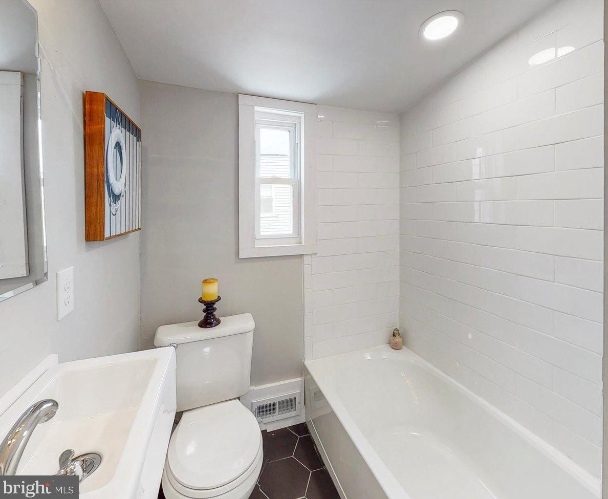 2032 Mildred St, Philadelphia PA  19148-2344 exterior