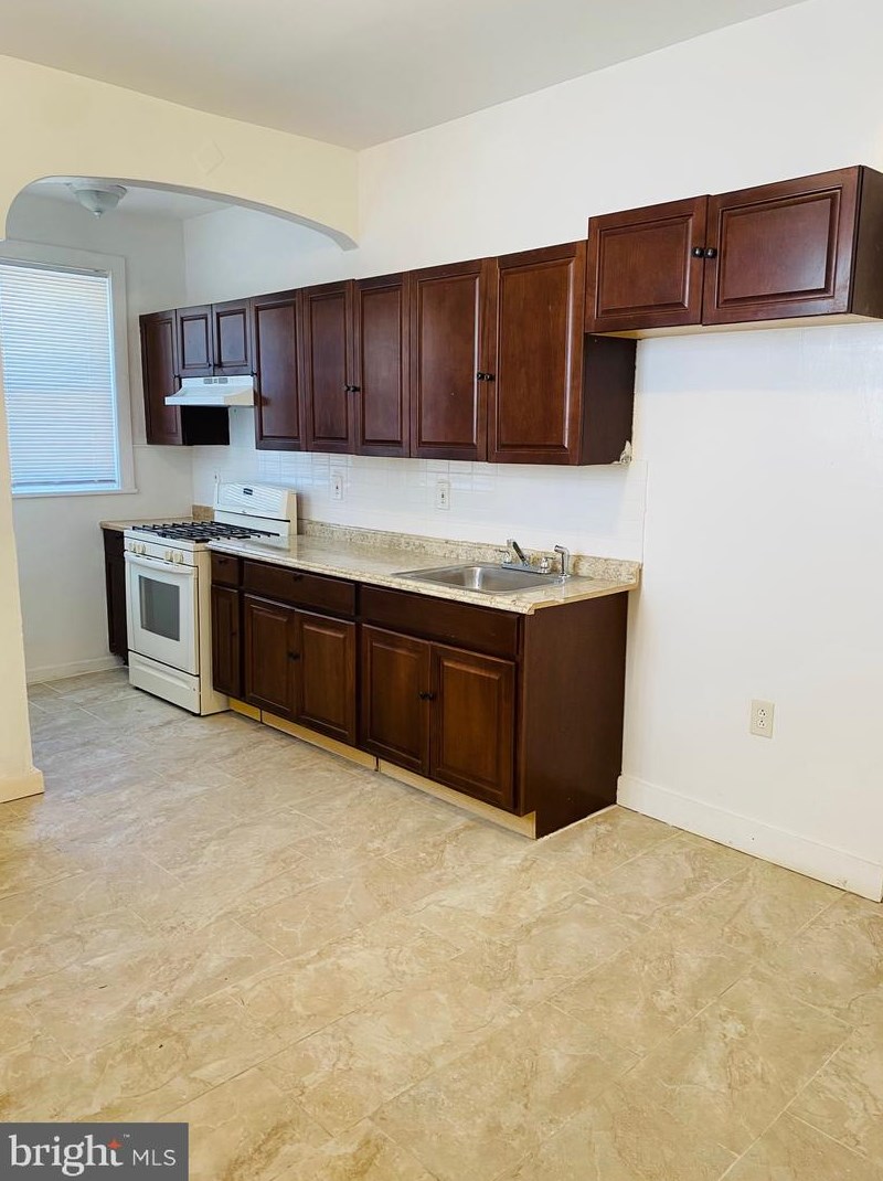 2067 Atlantic St, Philadelphia PA  19140-3911 exterior