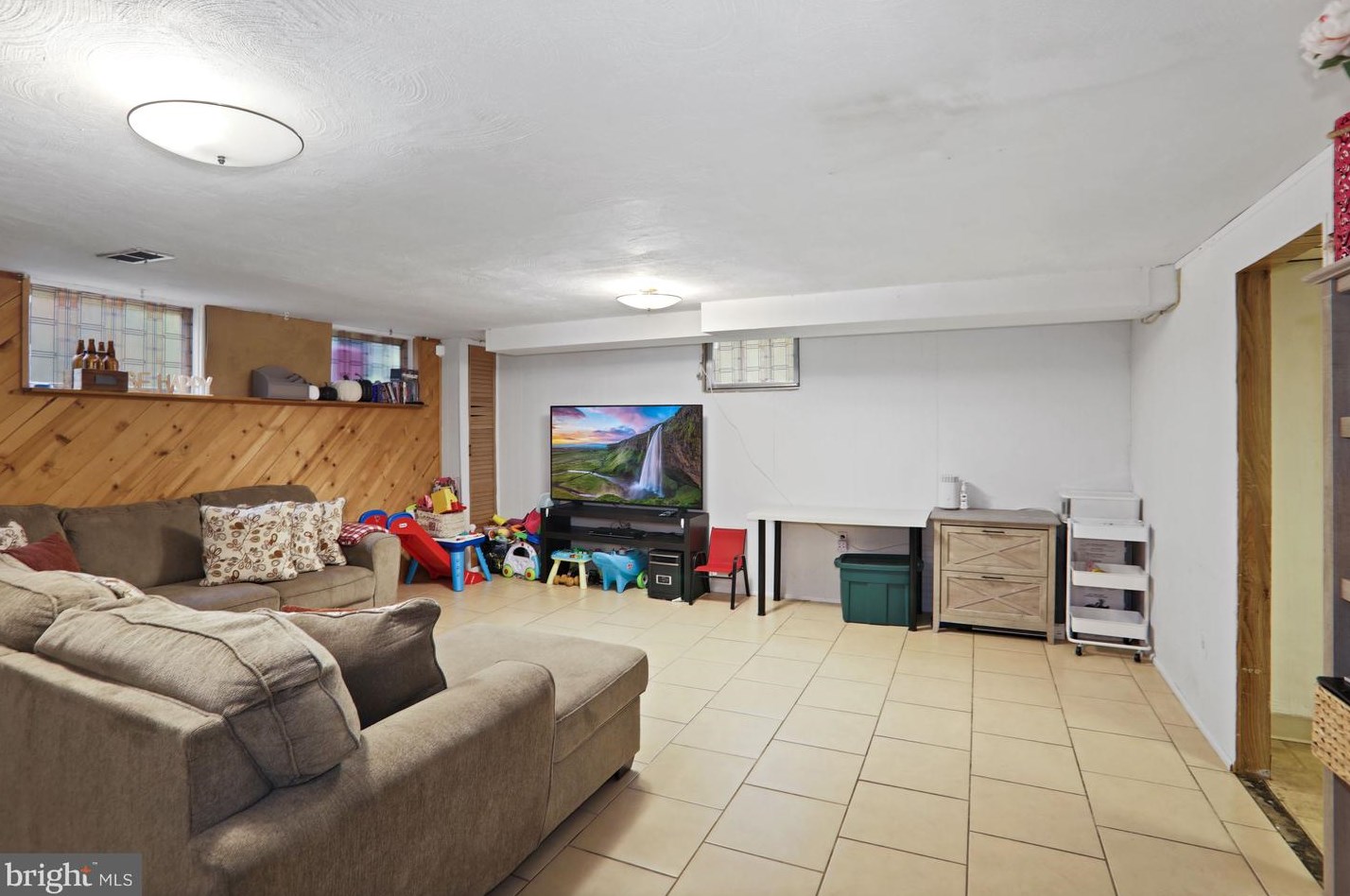 528 Wartman St, Philadelphia PA  19128-3237 exterior