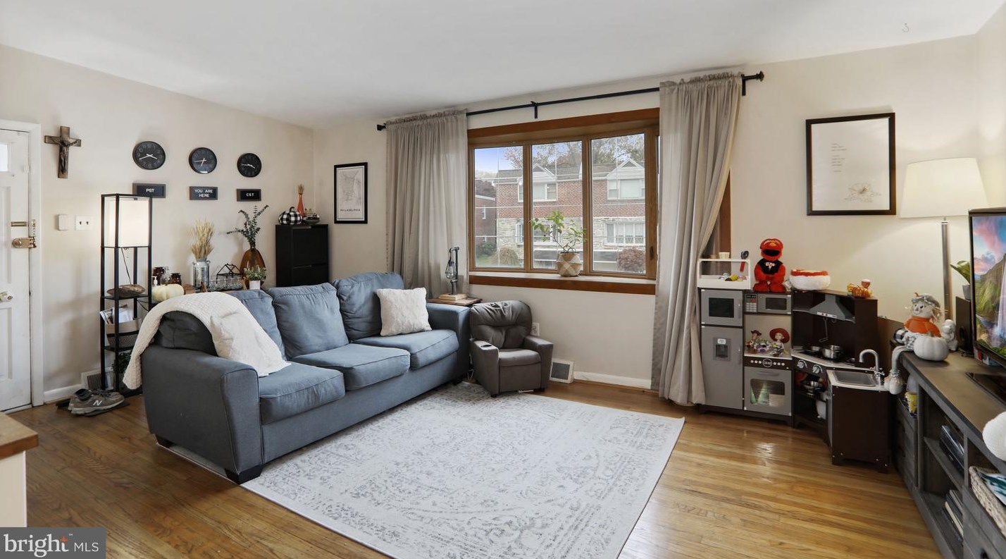 528 Wartman St, Philadelphia PA  19128-3237 exterior