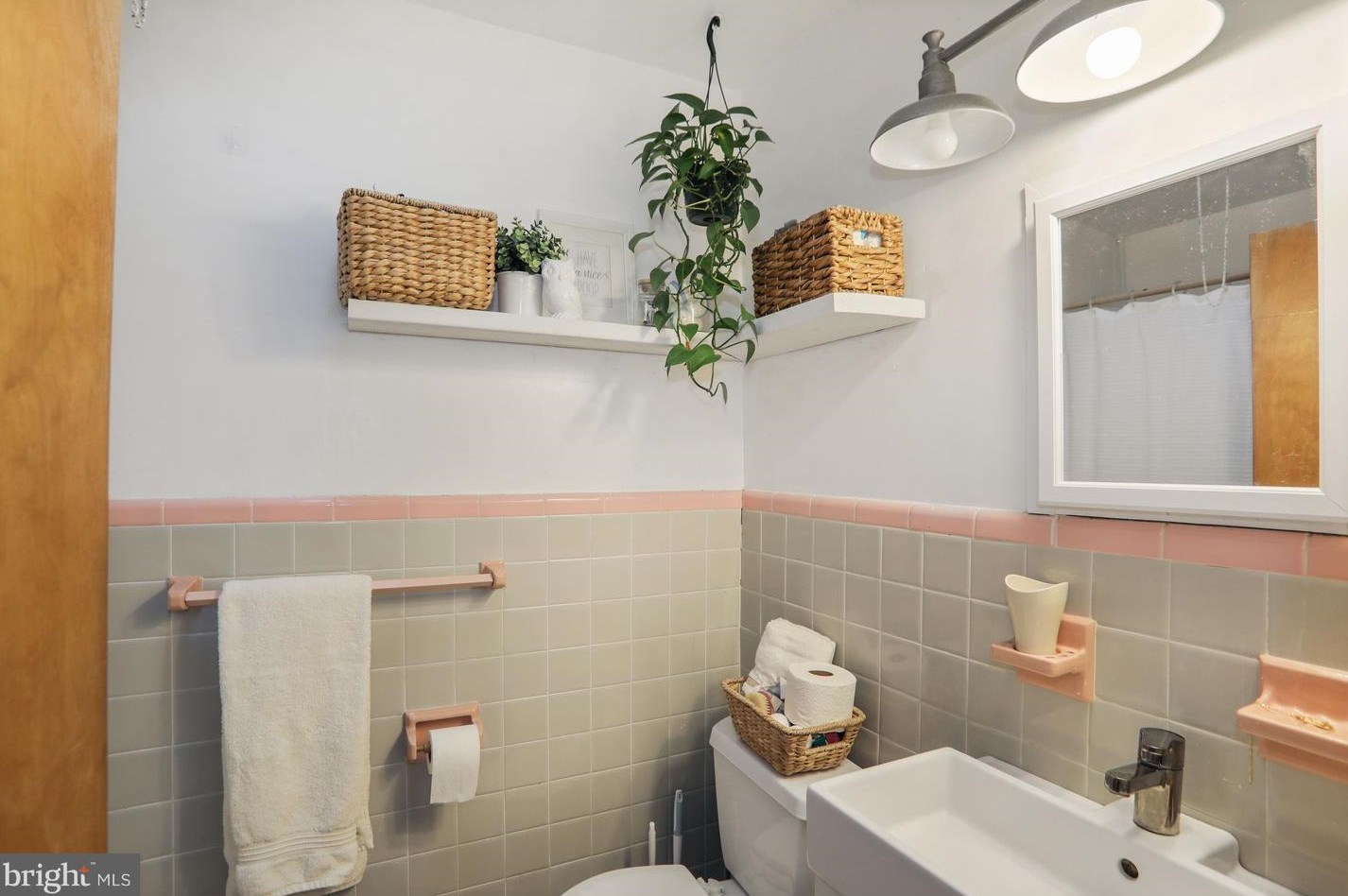 528 Wartman St, Philadelphia PA  19128-3237 exterior