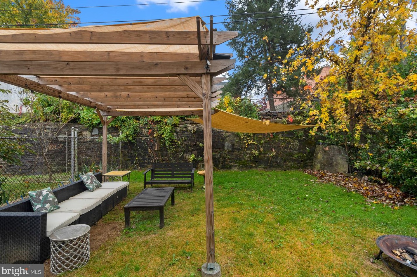 528 Wartman St, Philadelphia PA  19128-3237 exterior