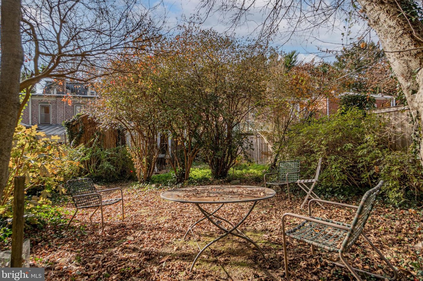 8125 Roanoke St, Philadelphia PA 19118-3949 exterior