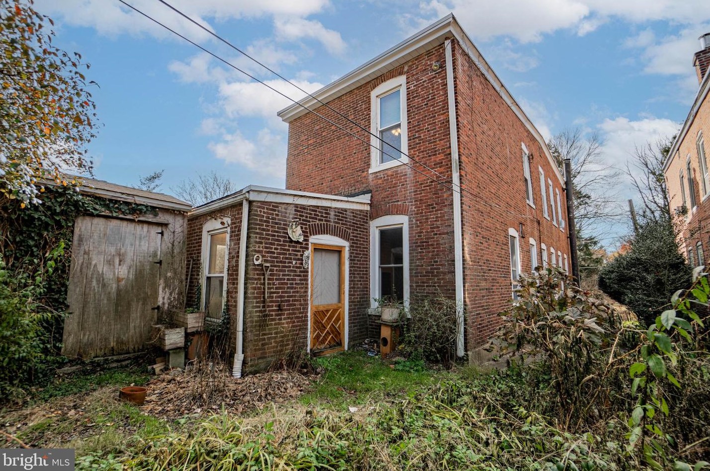 8125 Roanoke St, Philadelphia PA 19118-3949 exterior