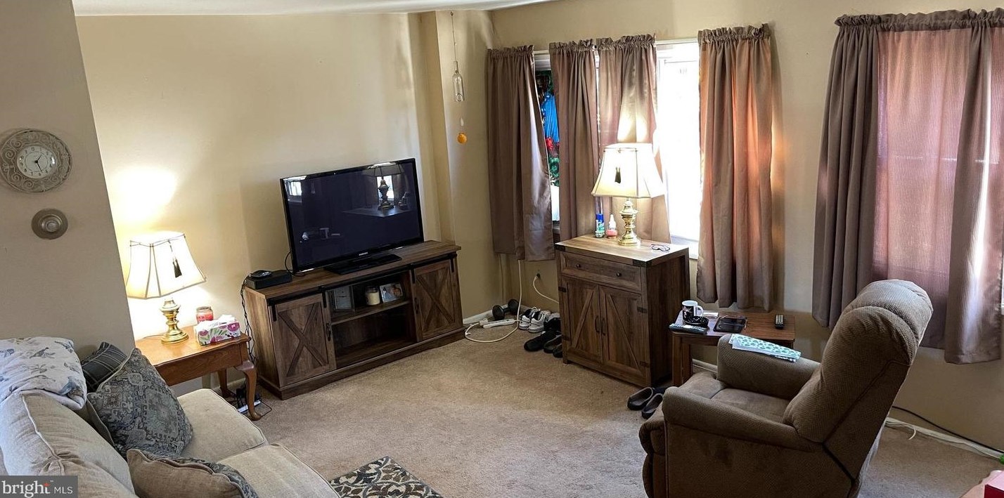 12114 Sweet Briar Rd, Philadelphia PA 19154-1714 exterior