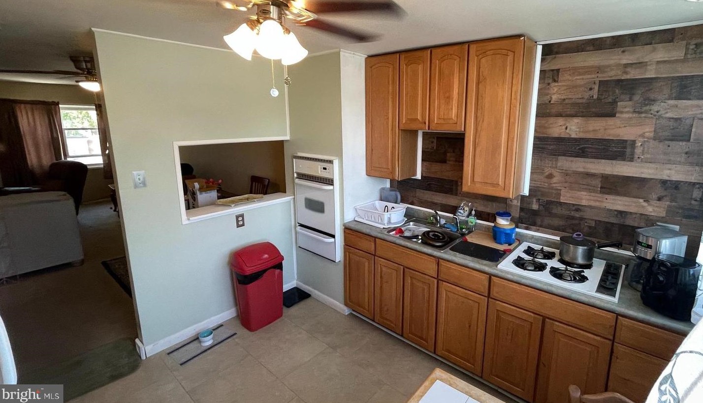 12114 Sweet Briar Rd, Philadelphia PA 19154-1714 exterior