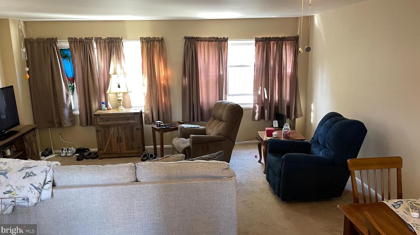 12114 Sweet Briar Rd, Philadelphia PA 19154-1714 exterior