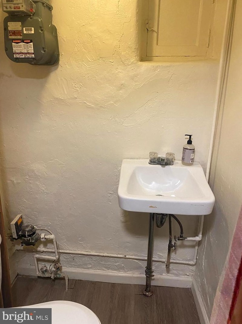 4300 Oakmont St, Philadelphia PA 19111-3222 exterior