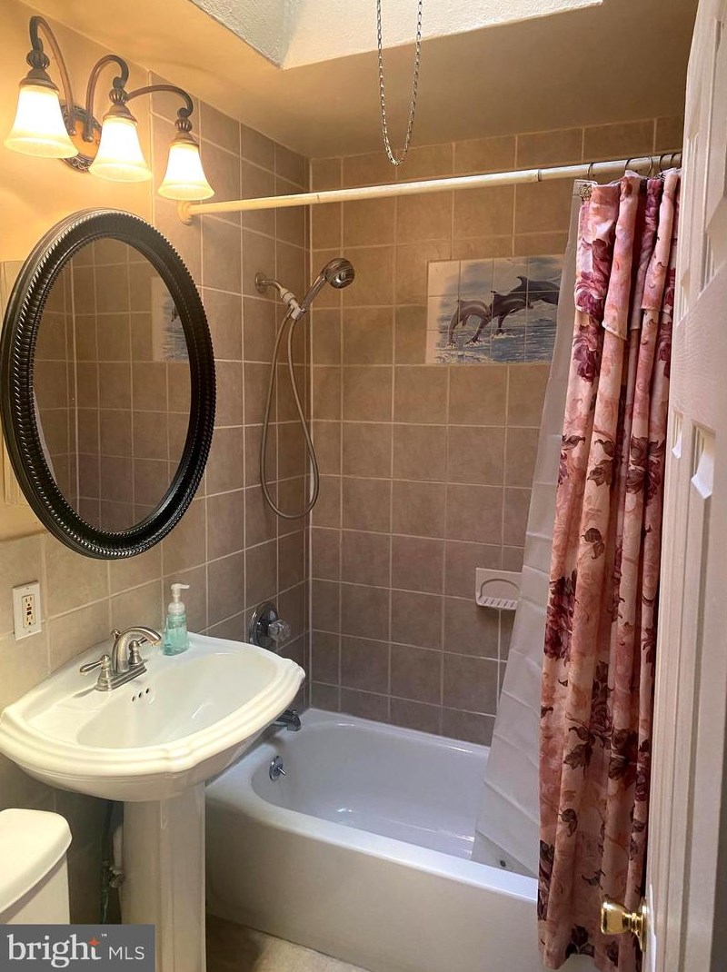 4300 Oakmont St, Philadelphia PA 19111-3222 exterior