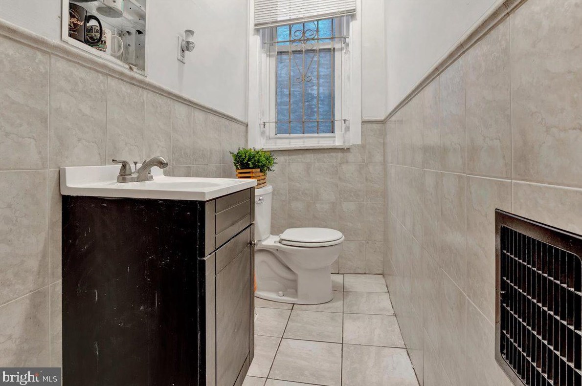 237 Duval St, Philadelphia PA  19144-2507 exterior