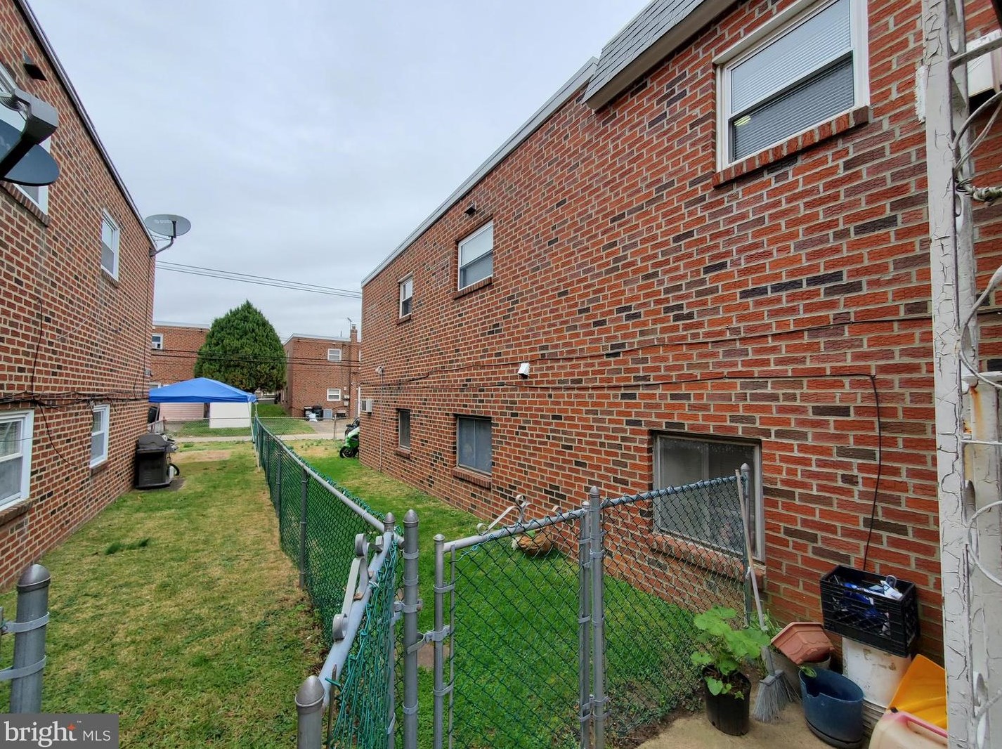 2325 Hoffnagle St, Philadelphia PA 19152-2513 exterior