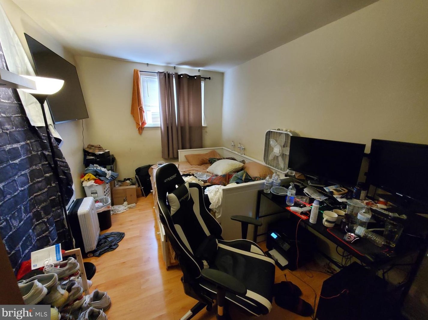 2325 Hoffnagle St, Philadelphia PA 19152-2513 exterior