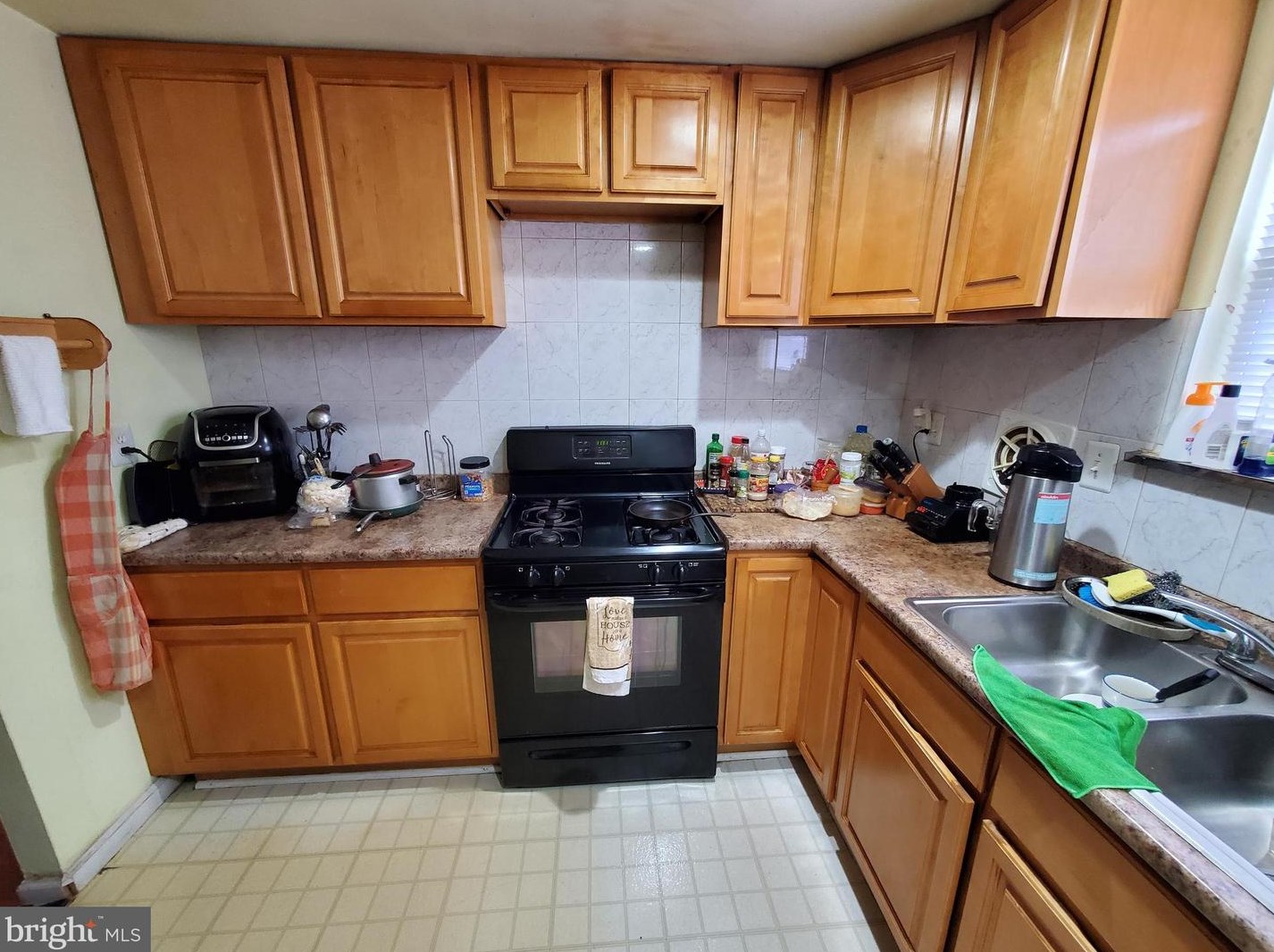 2325 Hoffnagle St, Philadelphia PA 19152-2513 exterior