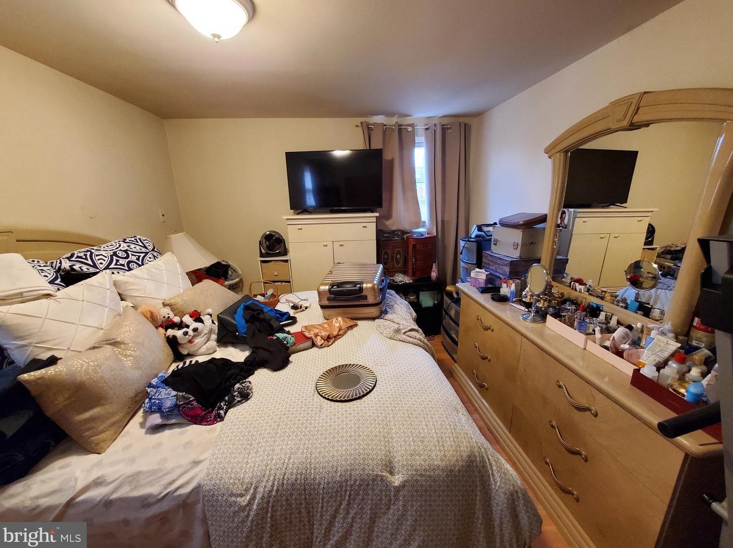 2325 Hoffnagle St, Philadelphia PA 19152-2513 exterior