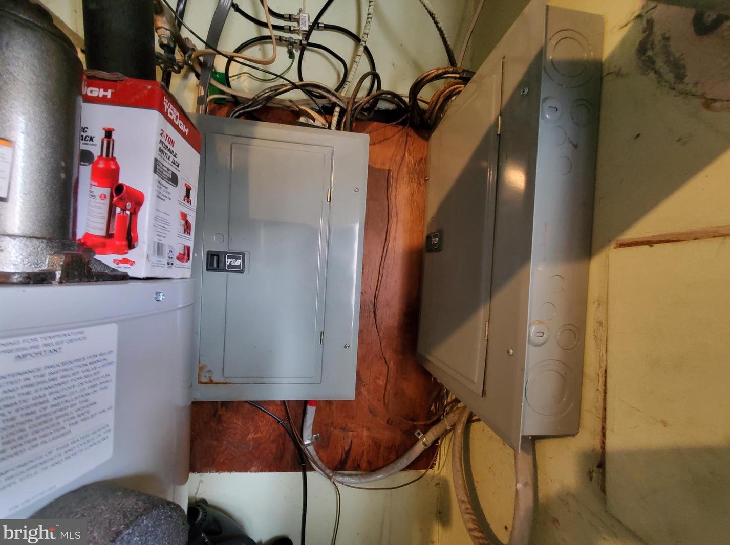 2325 Hoffnagle St, Philadelphia PA 19152-2513 exterior