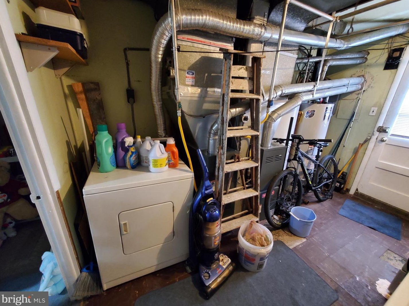 2325 Hoffnagle St, Philadelphia PA 19152-2513 exterior