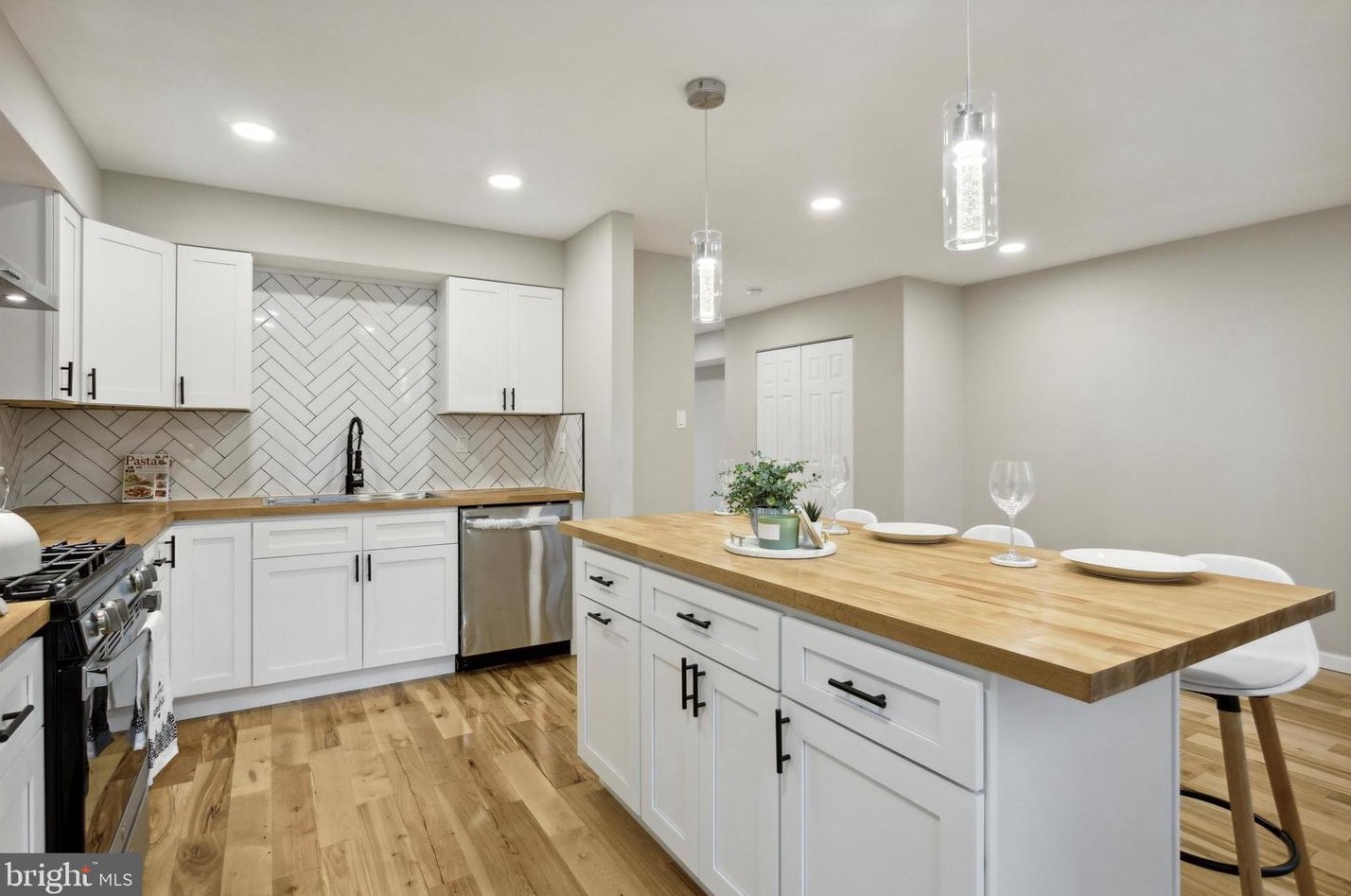7709 Delphi Pl, Philadelphia PA  19153-1737 exterior