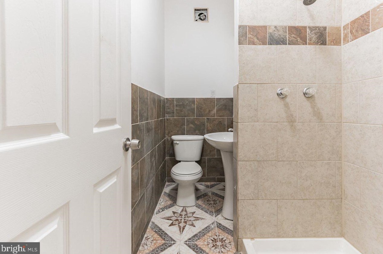 2420 Duncan St, Philadelphia PA 19124-4112 exterior