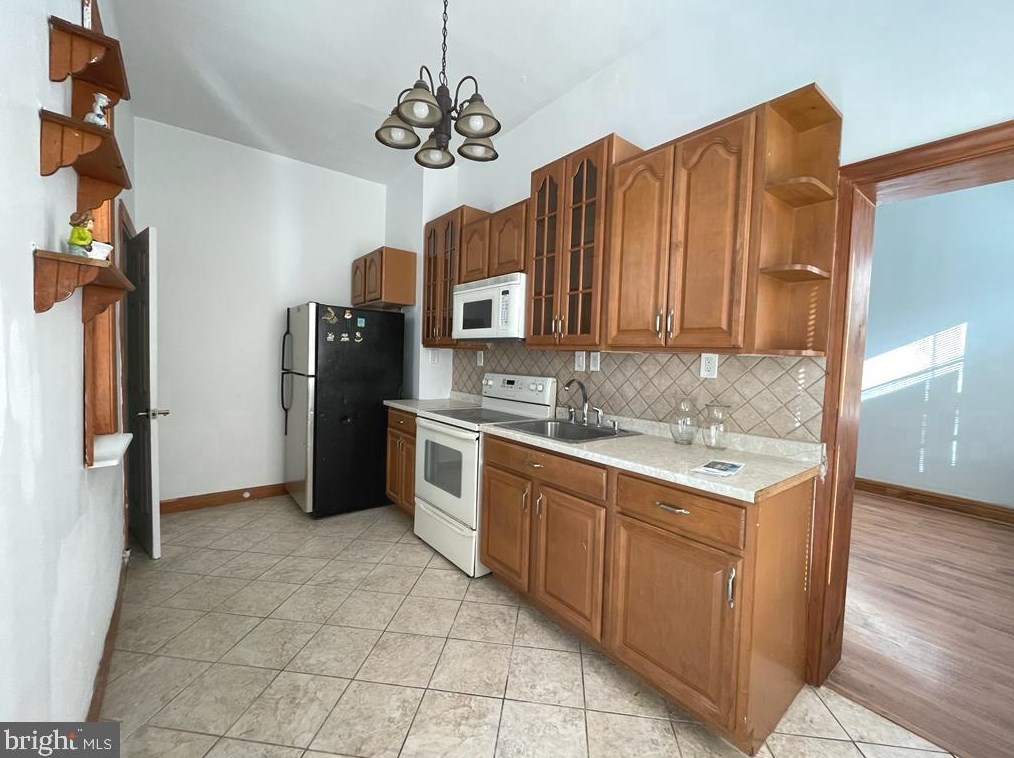 2420 Duncan St, Philadelphia PA 19124-4112 exterior