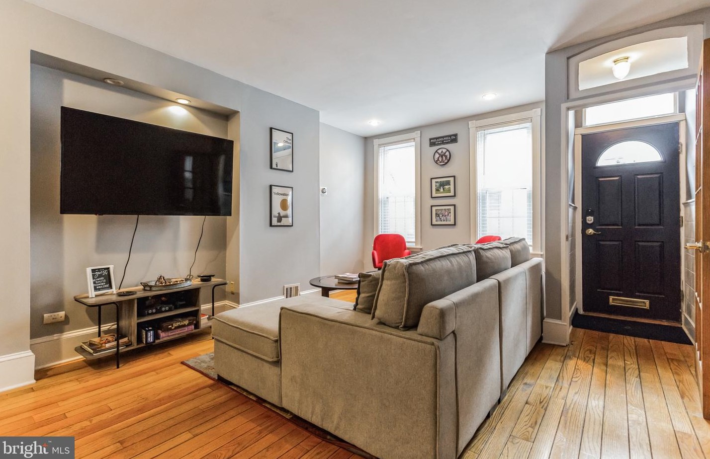 2425 Meredith St, Philadelphia PA  19130-2521 exterior