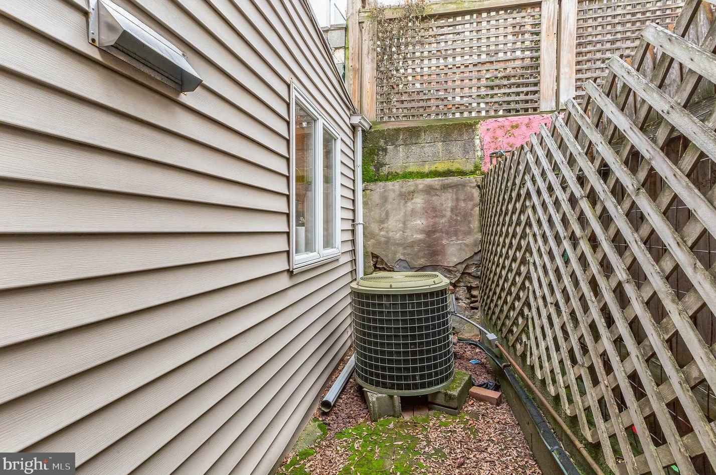 2425 Meredith St, Philadelphia PA  19130-2521 exterior