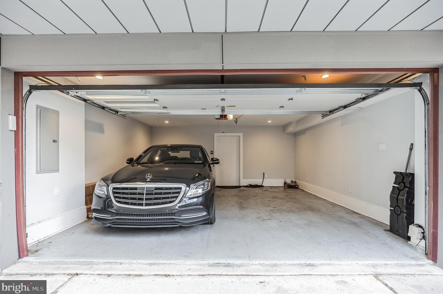 869 Corinthian Ave, Philadelphia PA  19130-1441 exterior