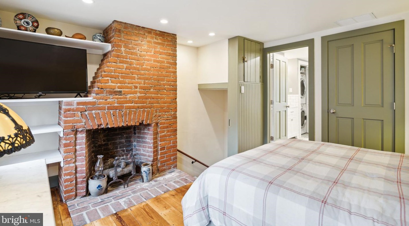 322 Fawn St, Philadelphia PA  19107-5913 exterior