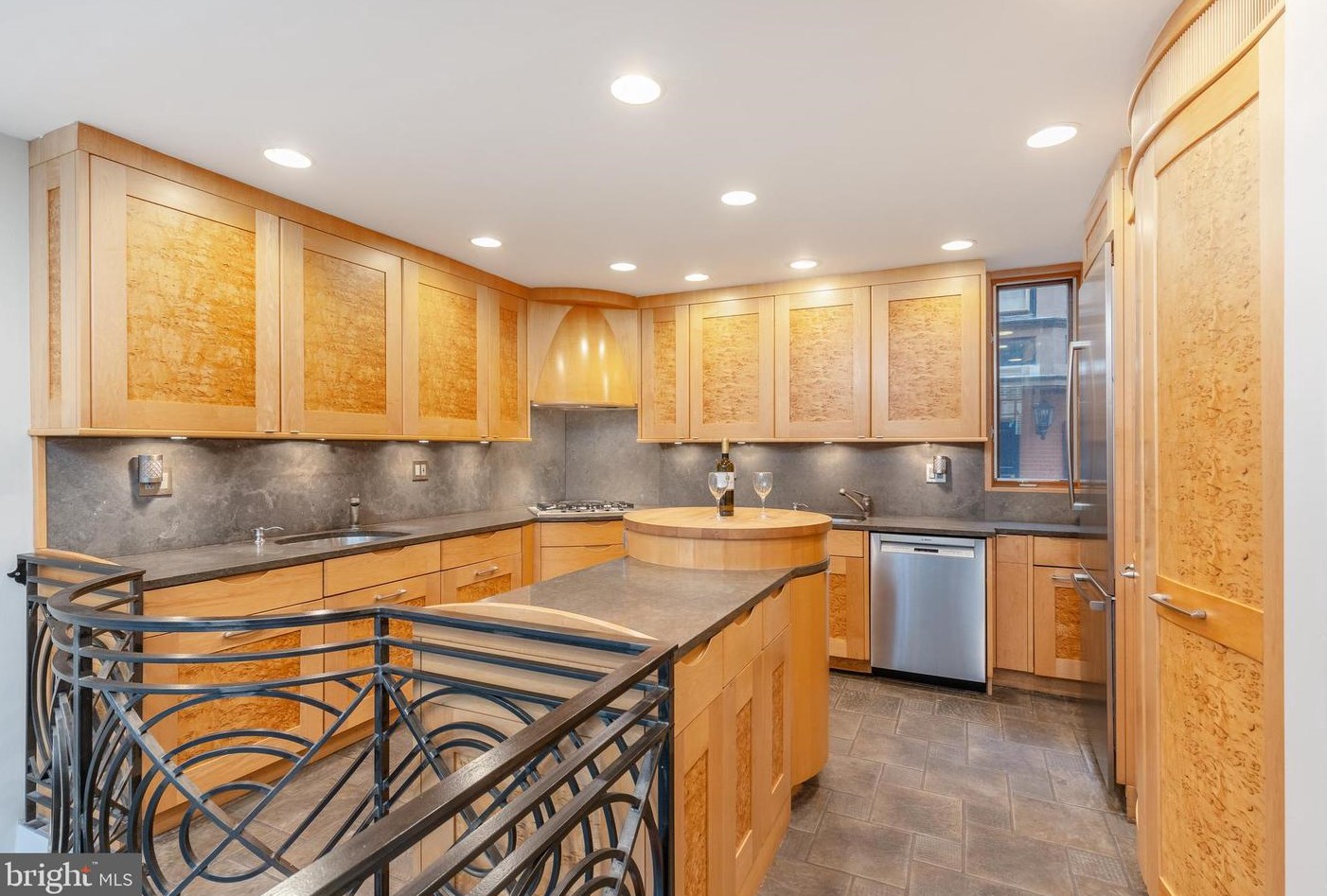 1206 Panama St, Philadelphia PA 19106-4107 exterior