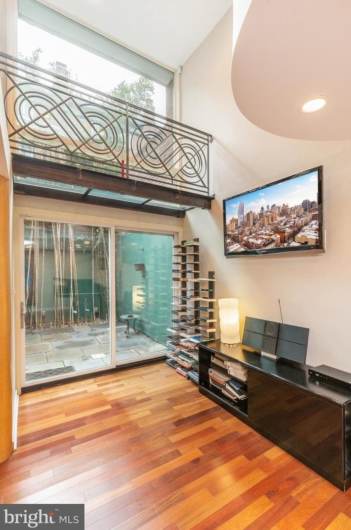 1206 Panama St, Philadelphia PA 19106-4107 exterior