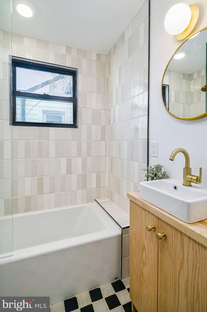 1633 Wharton St, Philadelphia PA  19146-3036 exterior