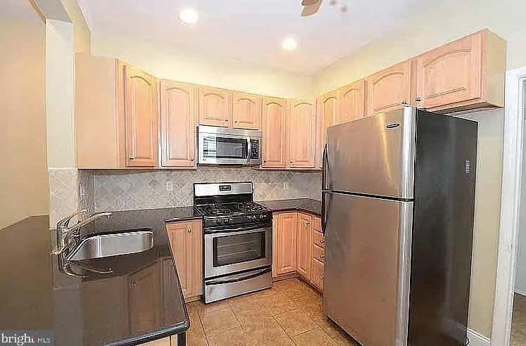 221 Rochelle Ave, Philadelphia PA  19128-3813 exterior