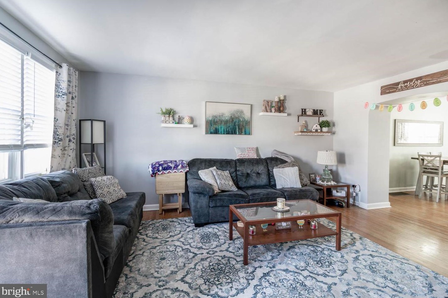487 Kingsley St, Philadelphia PA  19128-3604 exterior