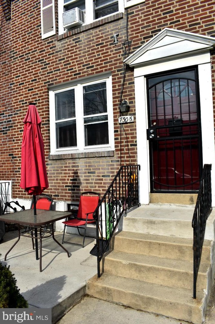 7305 Woodcrest Ave, Philadelphia PA  19151-2214 exterior