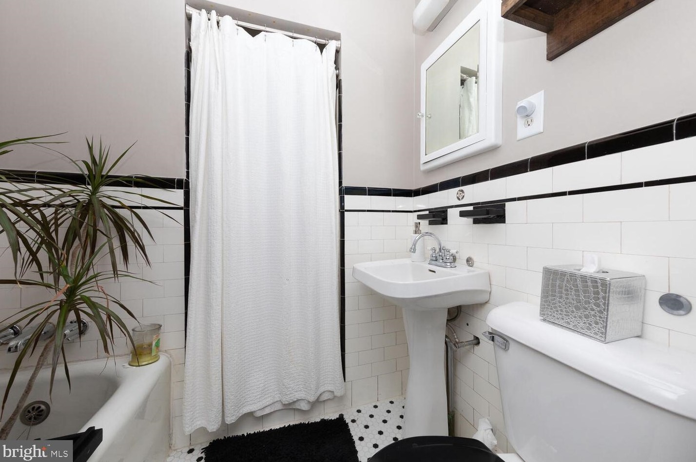 3470 Queen Ln, Philadelphia PA  19129-1441 exterior