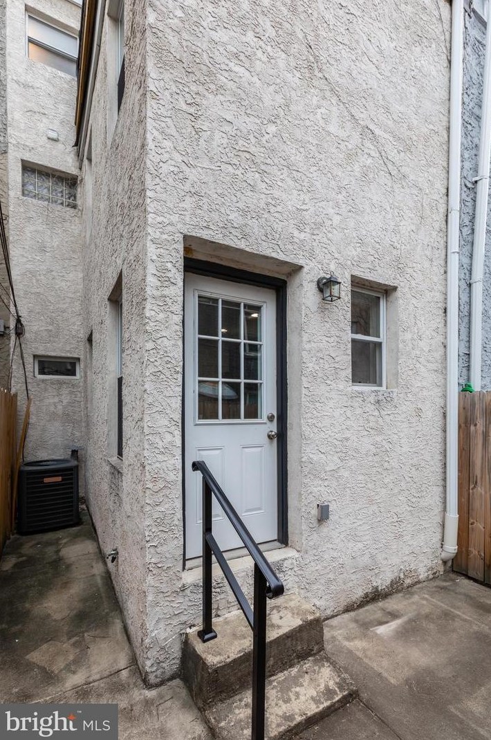 1620 Swain St, Philadelphia PA  19130-2828 exterior