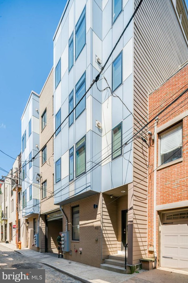 413 Wallace St, Philadelphia PA  19123-0028 exterior