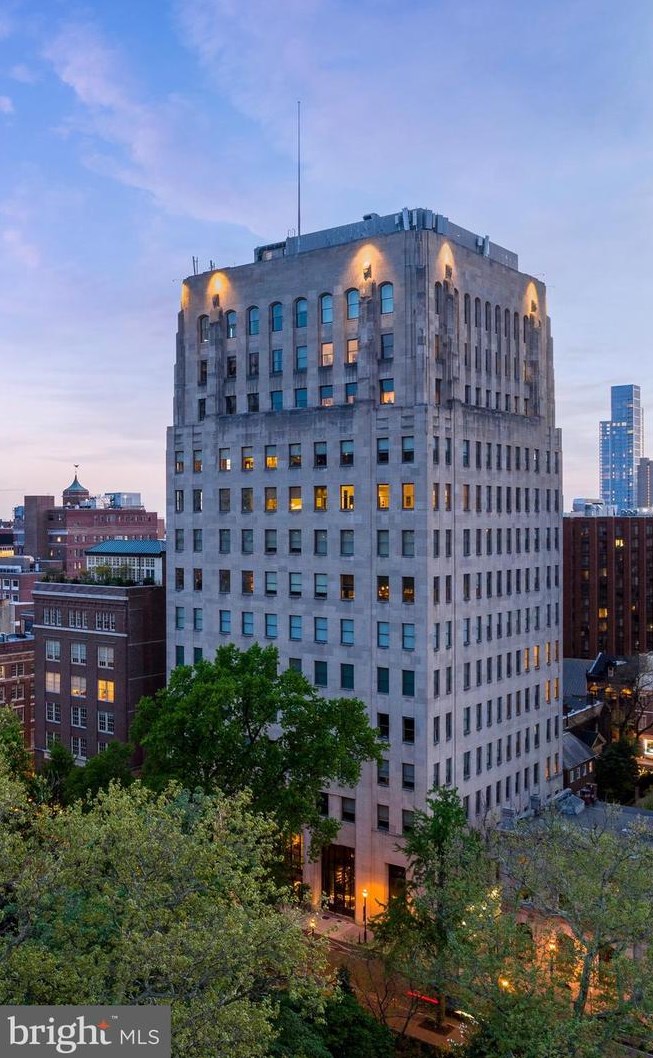 210 Washington Sq, Philadelphia PA  19106-3518 exterior