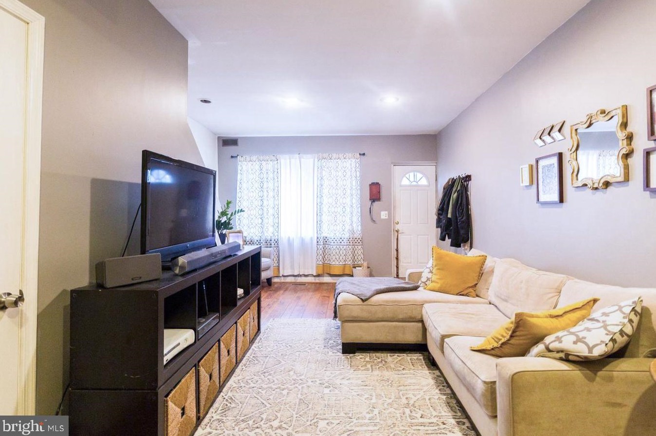 242 Reed St, Philadelphia PA  19147-6037 exterior