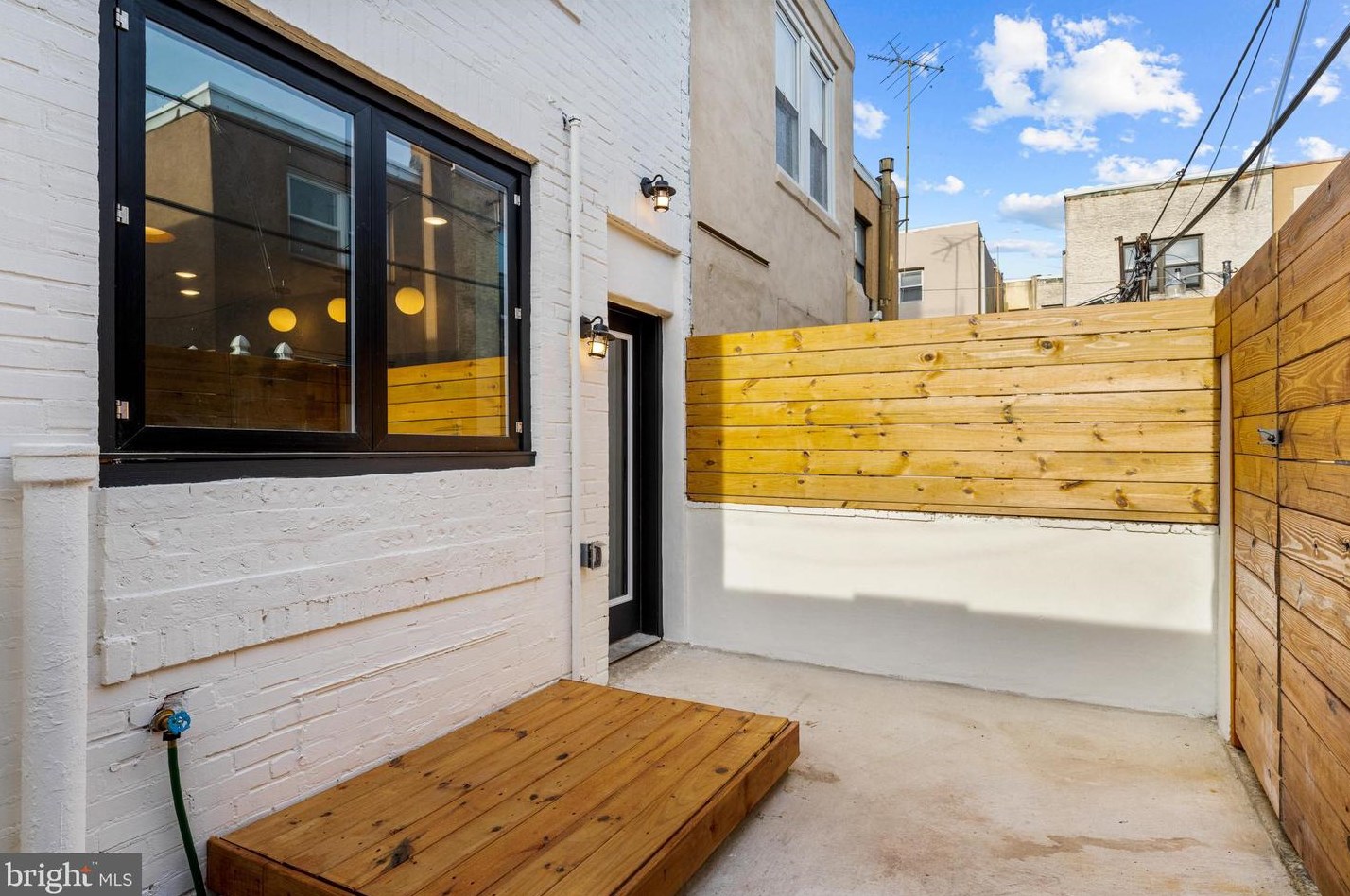 1106 Watkins St, Philadelphia PA  19148-1521 exterior