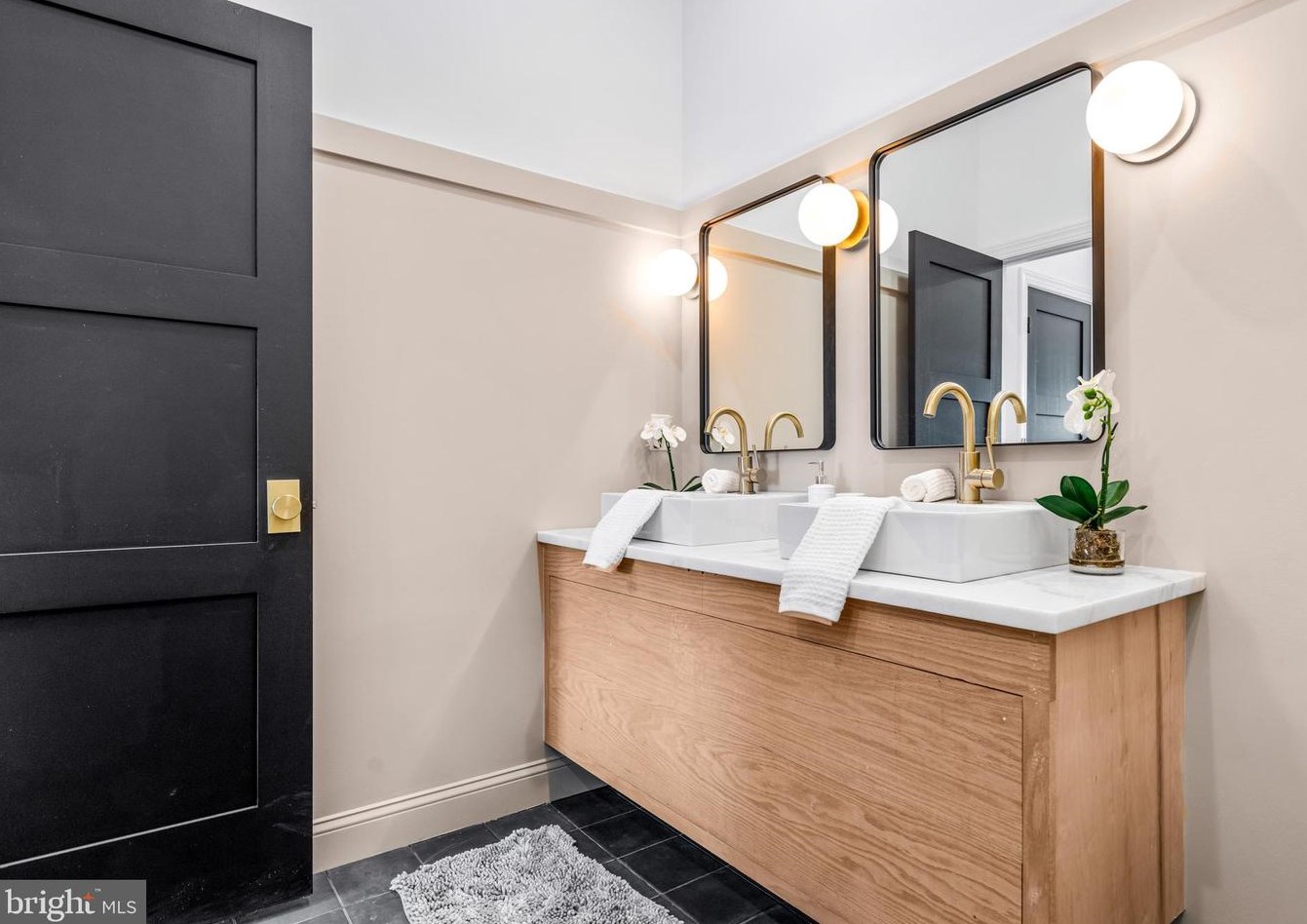 1106 Watkins St, Philadelphia PA  19148-1521 exterior