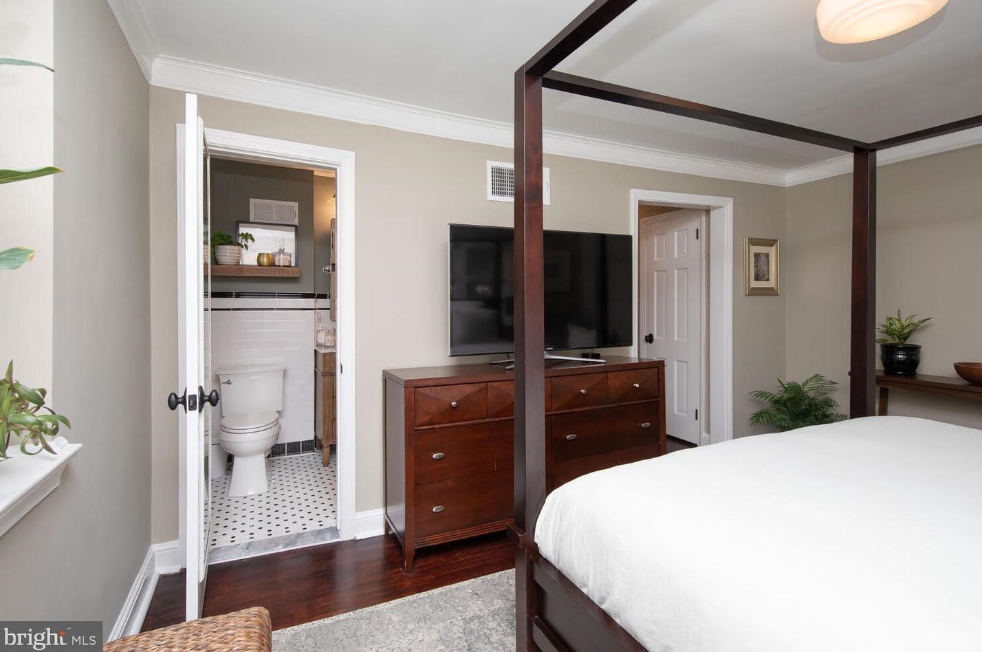 500 Arbutus St, Philadelphia PA  19119-3501 exterior