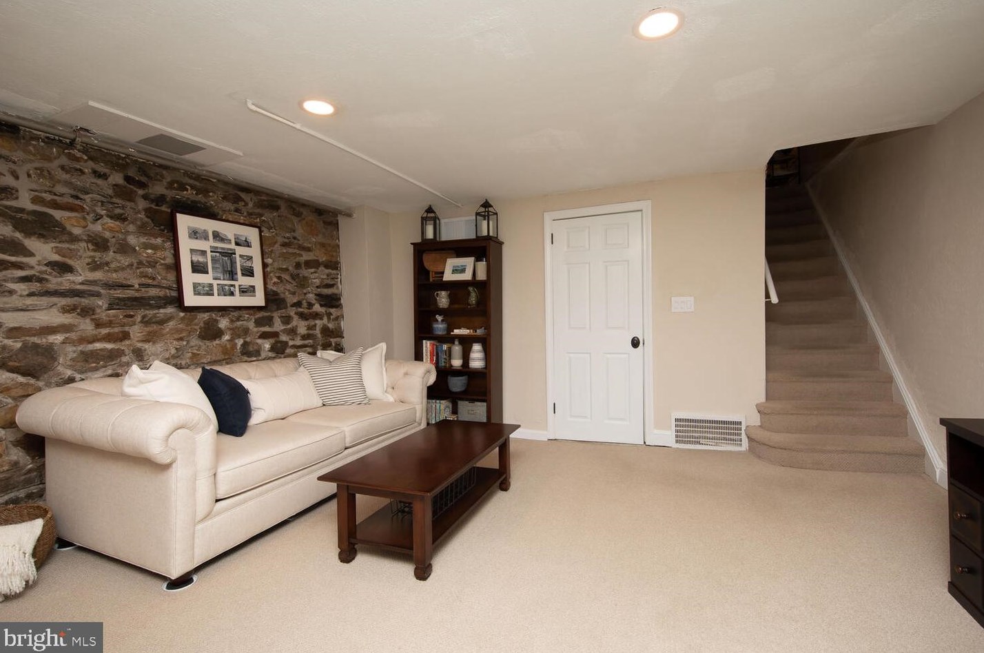 500 Arbutus St, Philadelphia PA  19119-3501 exterior