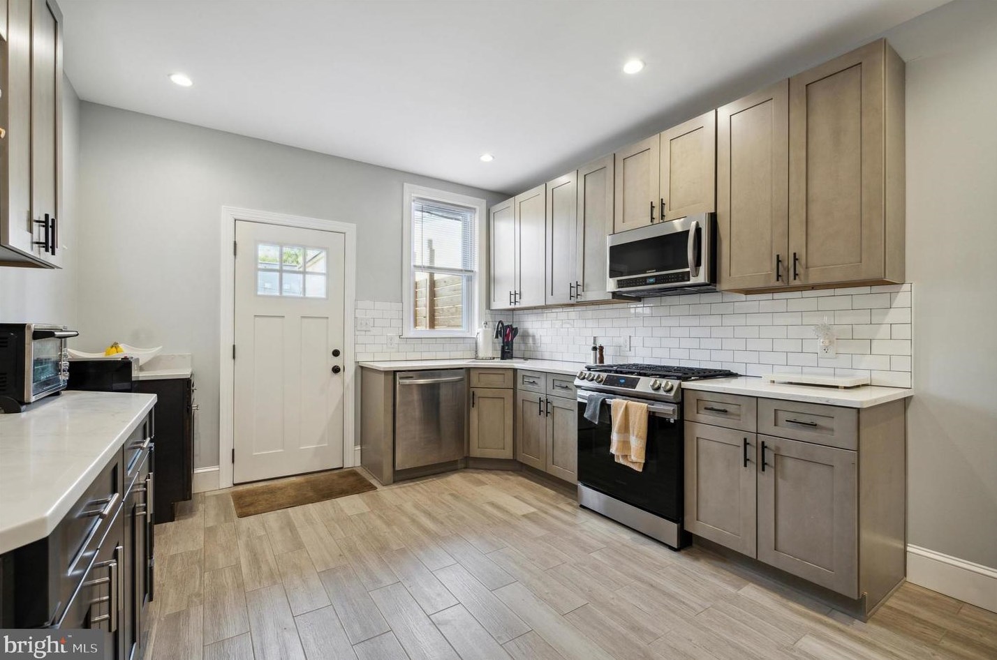 1113 Divinity St, Philadelphia PA  19143-4301 exterior