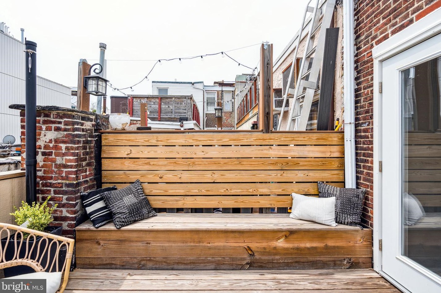 240 Fairmount Ave, Philadelphia PA  19123-2928 exterior