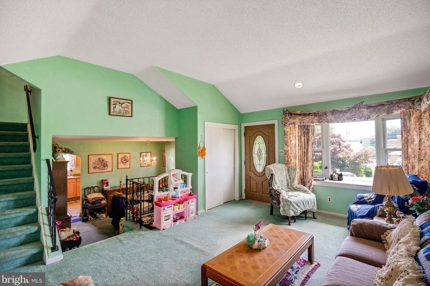 597 Paoli Ave, Philadelphia PA 19128-4328 exterior