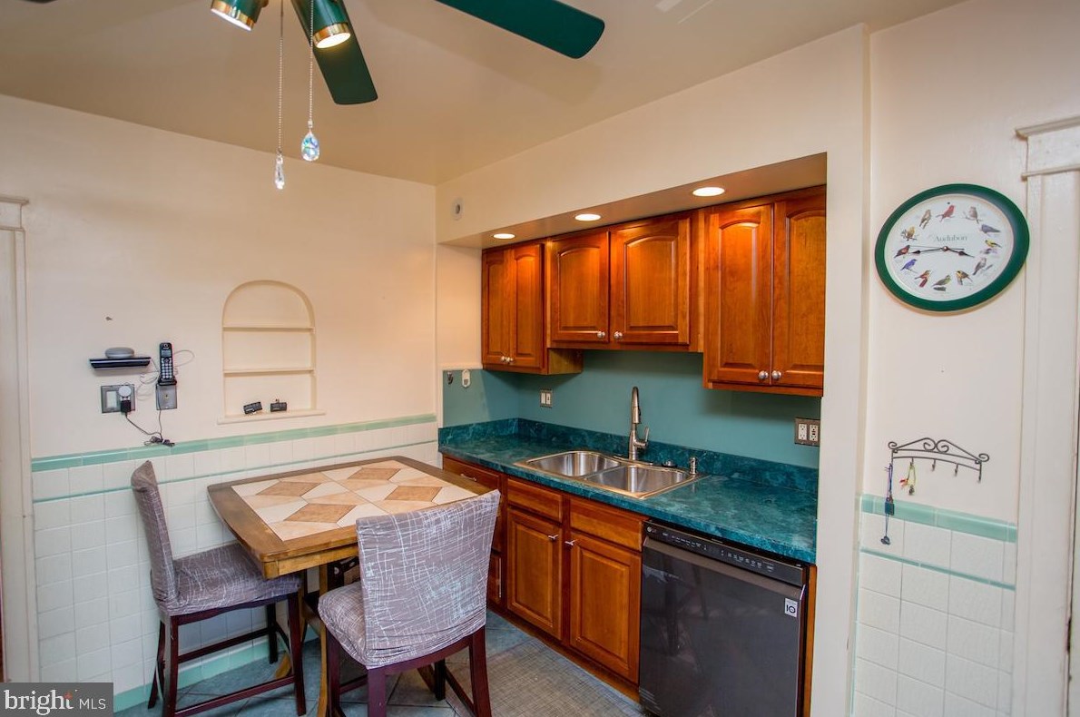 7525 Walnut Ln, Philadelphia PA 19144-2005 exterior