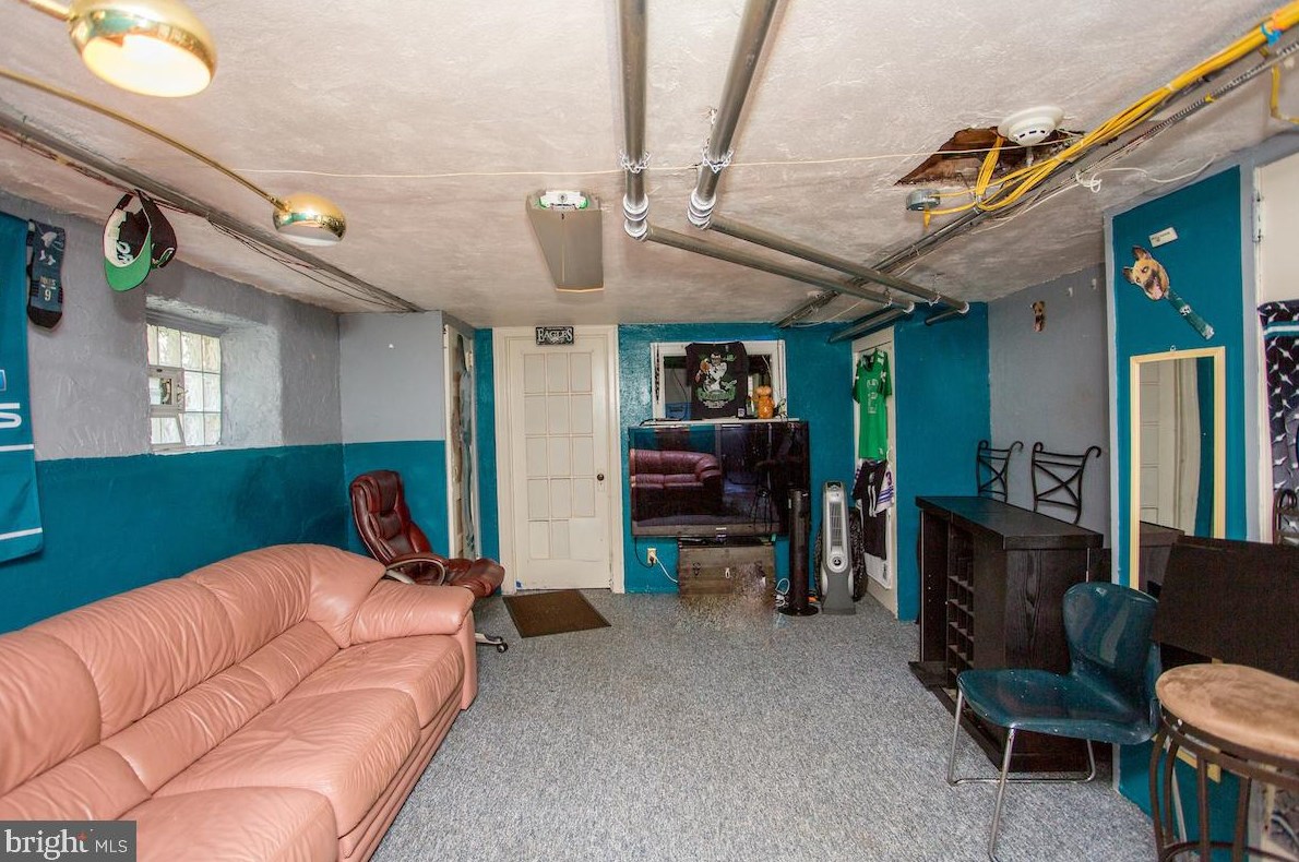 7525 Walnut Ln, Philadelphia PA 19144-2005 exterior